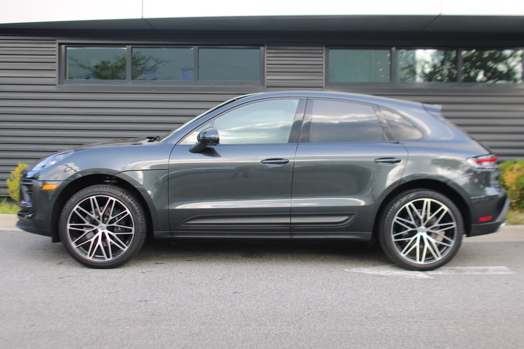 2024 Porsche Macan Base photo 2