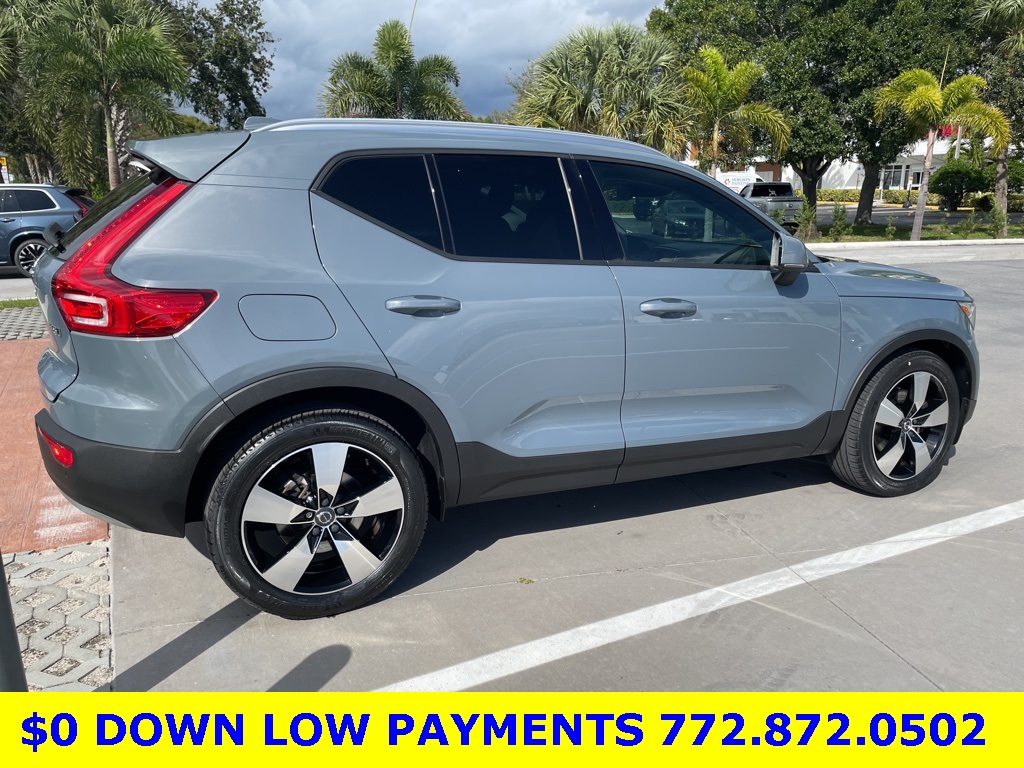 2020 Volvo XC40 Momentum photo 2