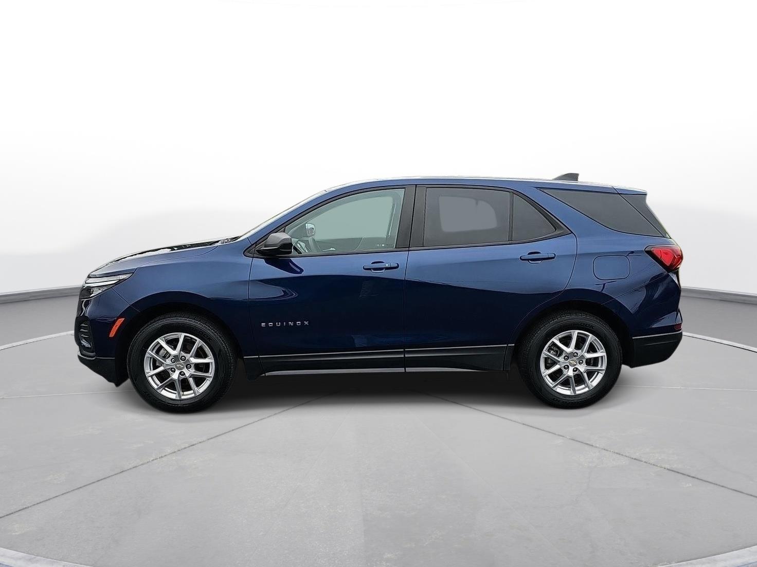 2023 Chevrolet Equinox LS photo 2