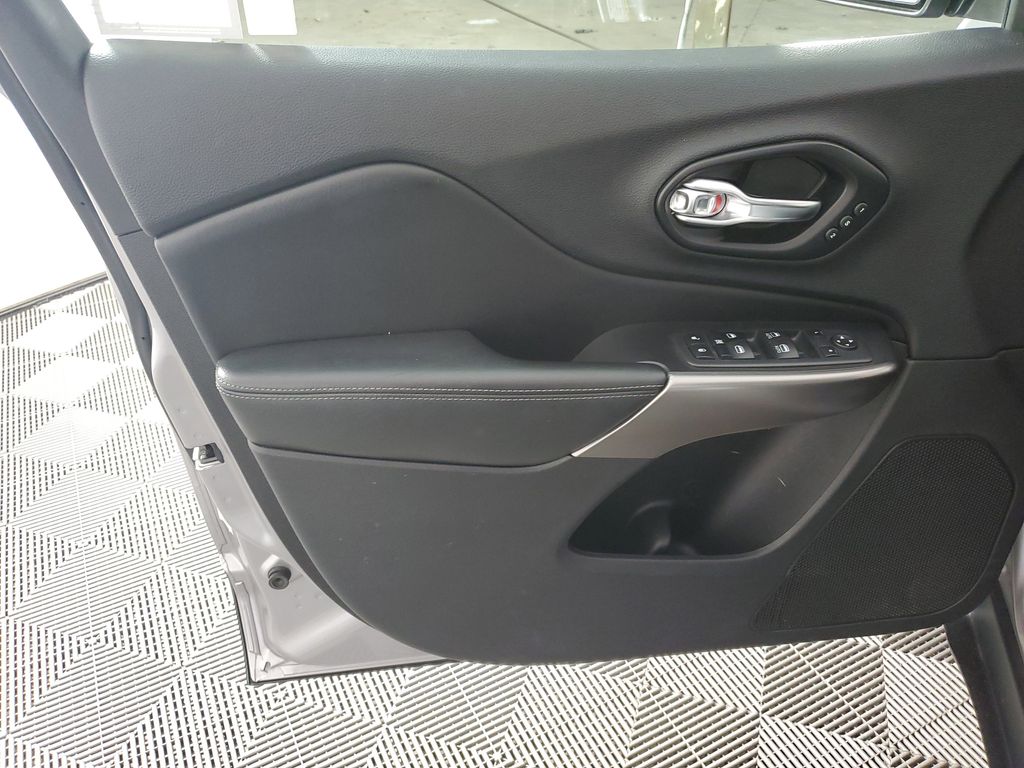 2020 Jeep Cherokee Limited photo 25