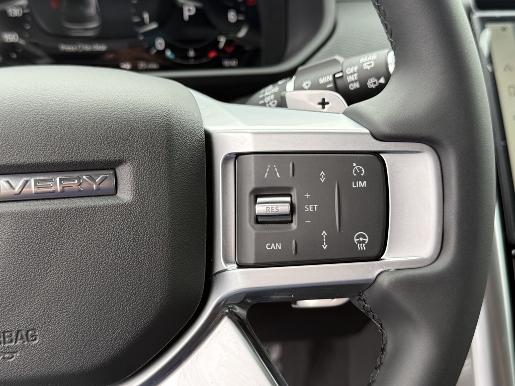 2025 Land Rover Discovery SE photo 16