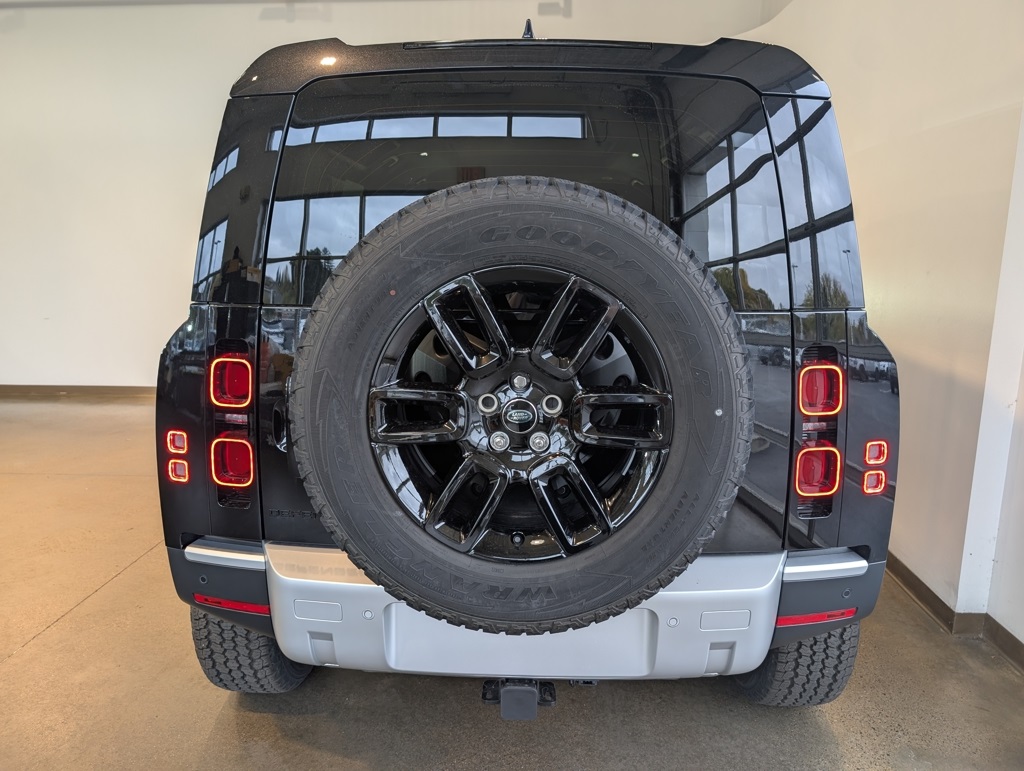 2025 Land Rover Defender 110 S photo 4