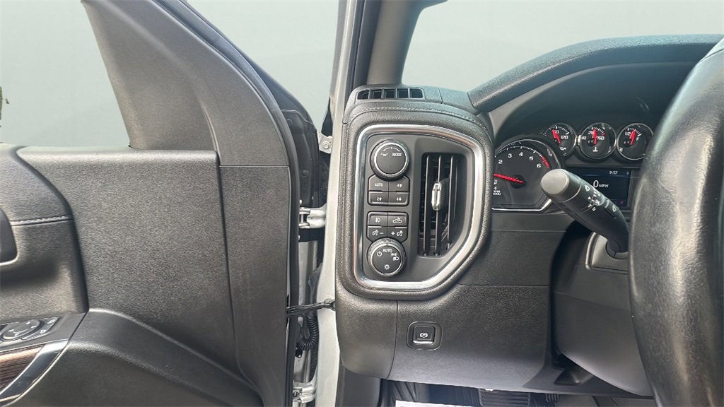 2021 Chevrolet Silverado RST photo 16