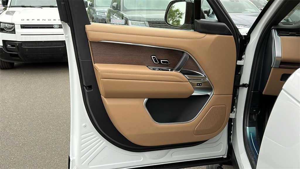 2025 Land Rover Range Rover SE photo 9
