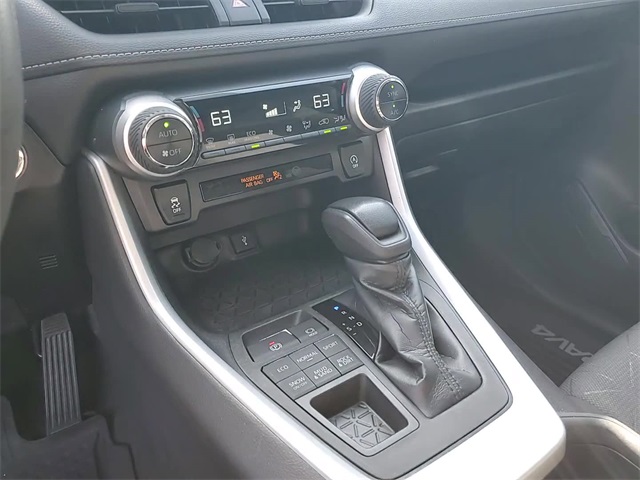 2021 Toyota RAV4 XLE photo 17