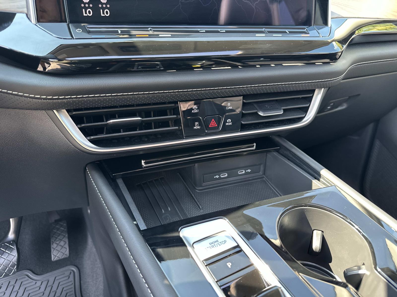 2025 Volkswagen Atlas SE Technology photo 14