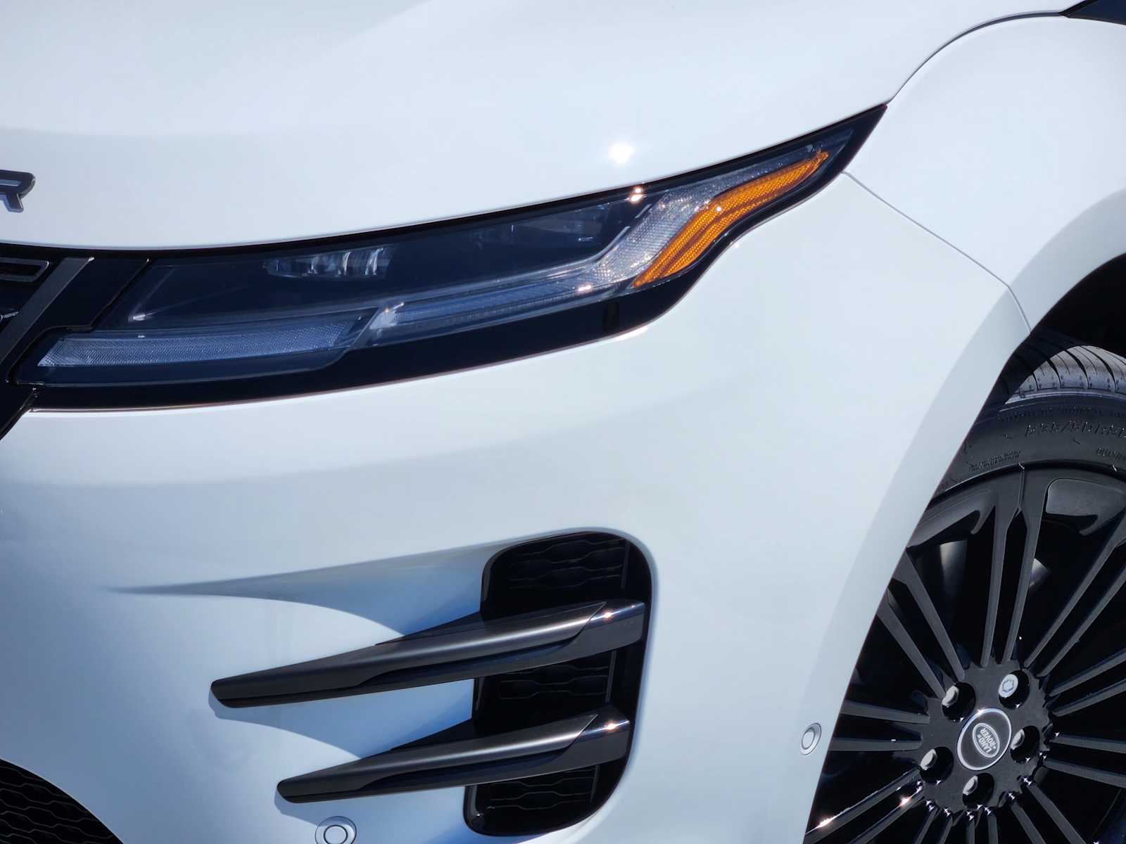 2026 Land Rover Range Rover Evoque Dynamic SE photo 8