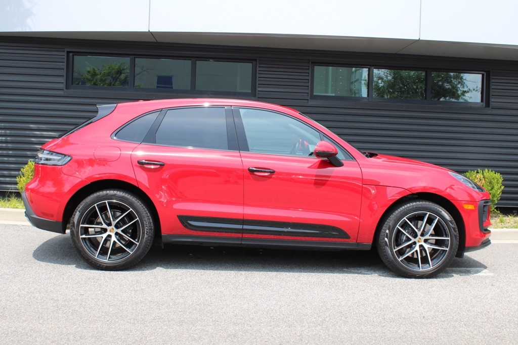 2025 Porsche Macan T photo 8