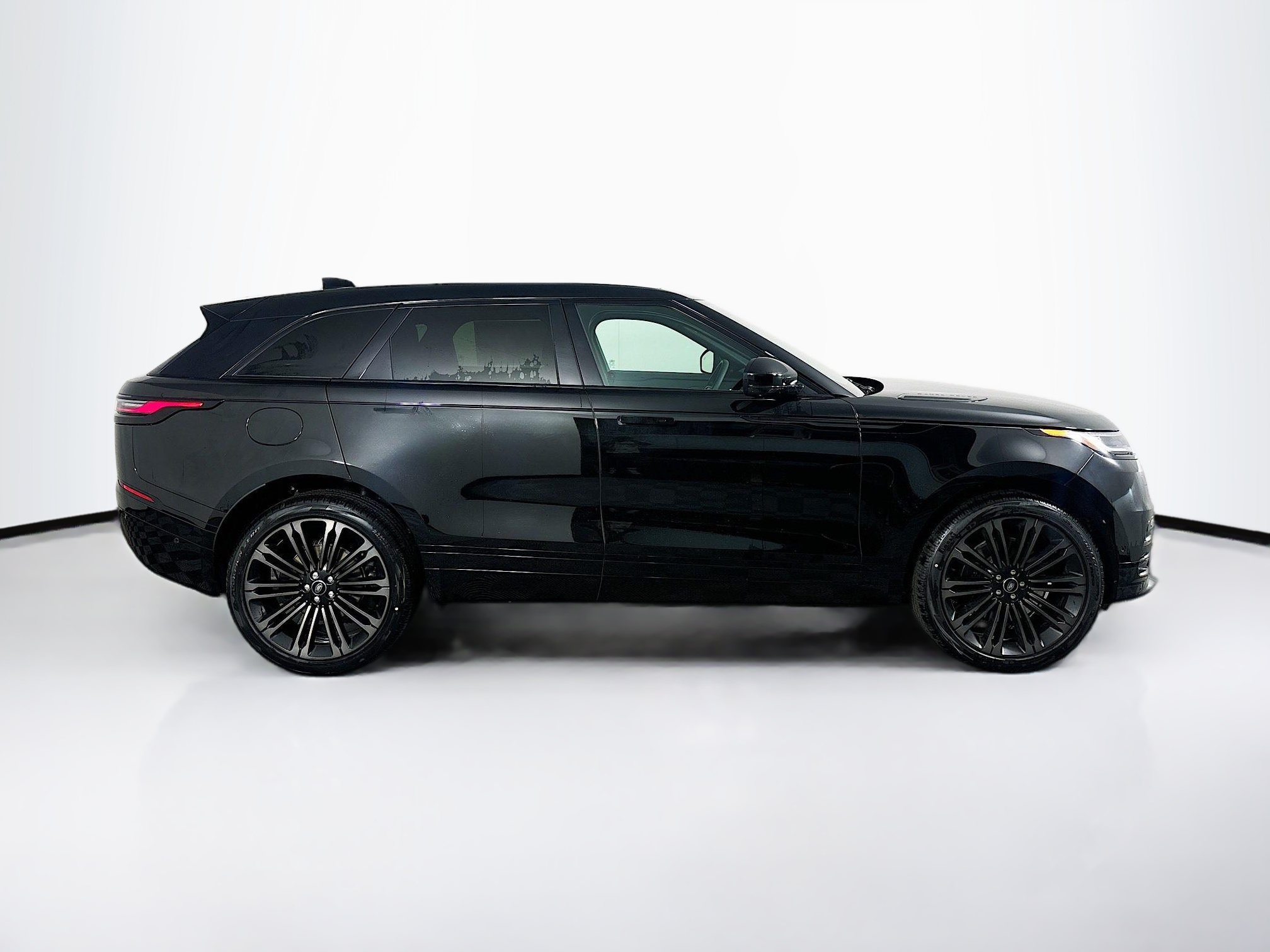 2026 Land Rover Range Rover Velar SE photo 4