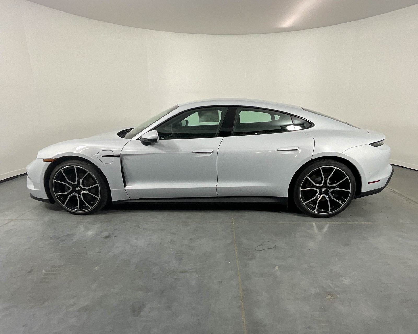 2025 Porsche Taycan photo 2
