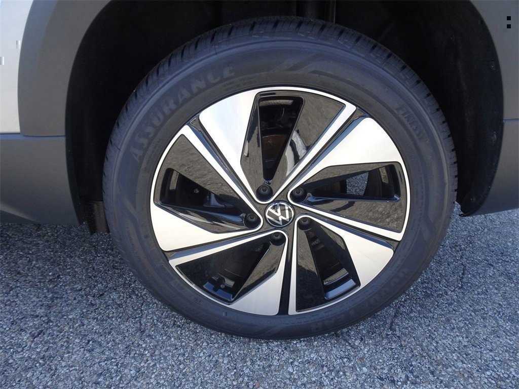 2024 Volkswagen Taos SE photo 2