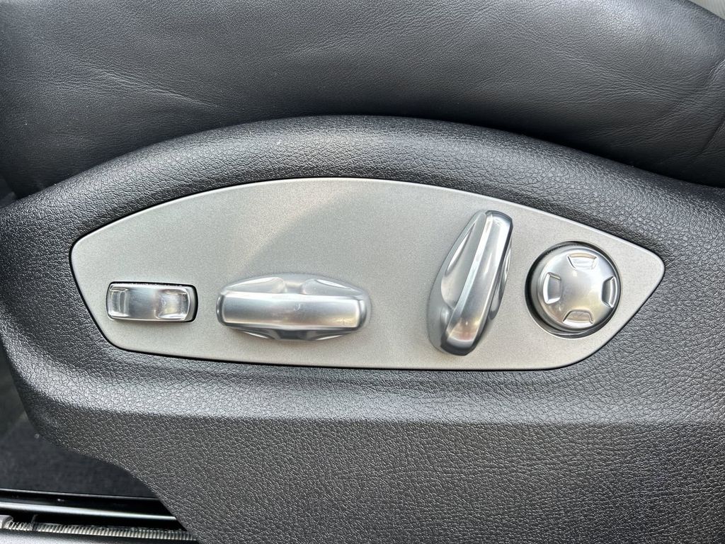 2025 Porsche Macan Base photo 16