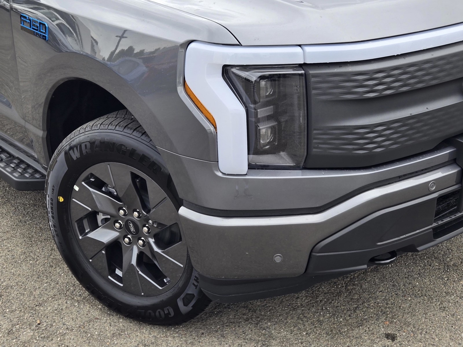 2025 Ford F-150 Lightning photo 4