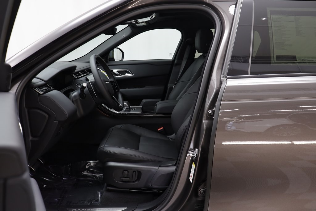 2026 Land Rover Range Rover Velar SE photo 4