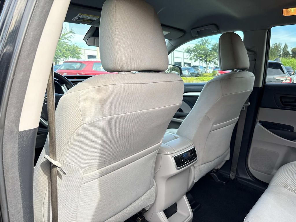 2017 Toyota Highlander LE photo 11