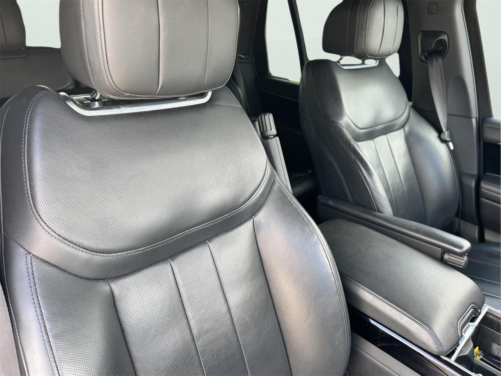 2023 Land Rover Range Rover SE photo 16