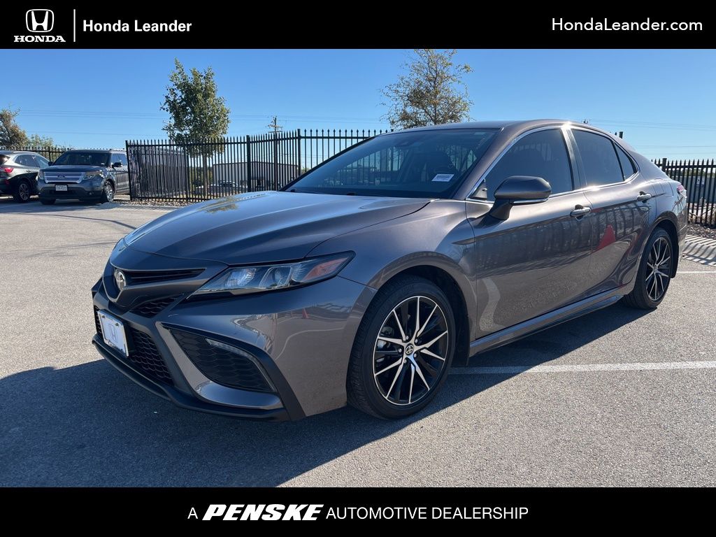 2024 Toyota Camry SE's photo