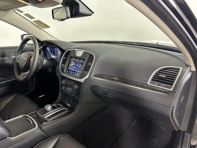 2023 Chrysler 300 Touring L photo 17
