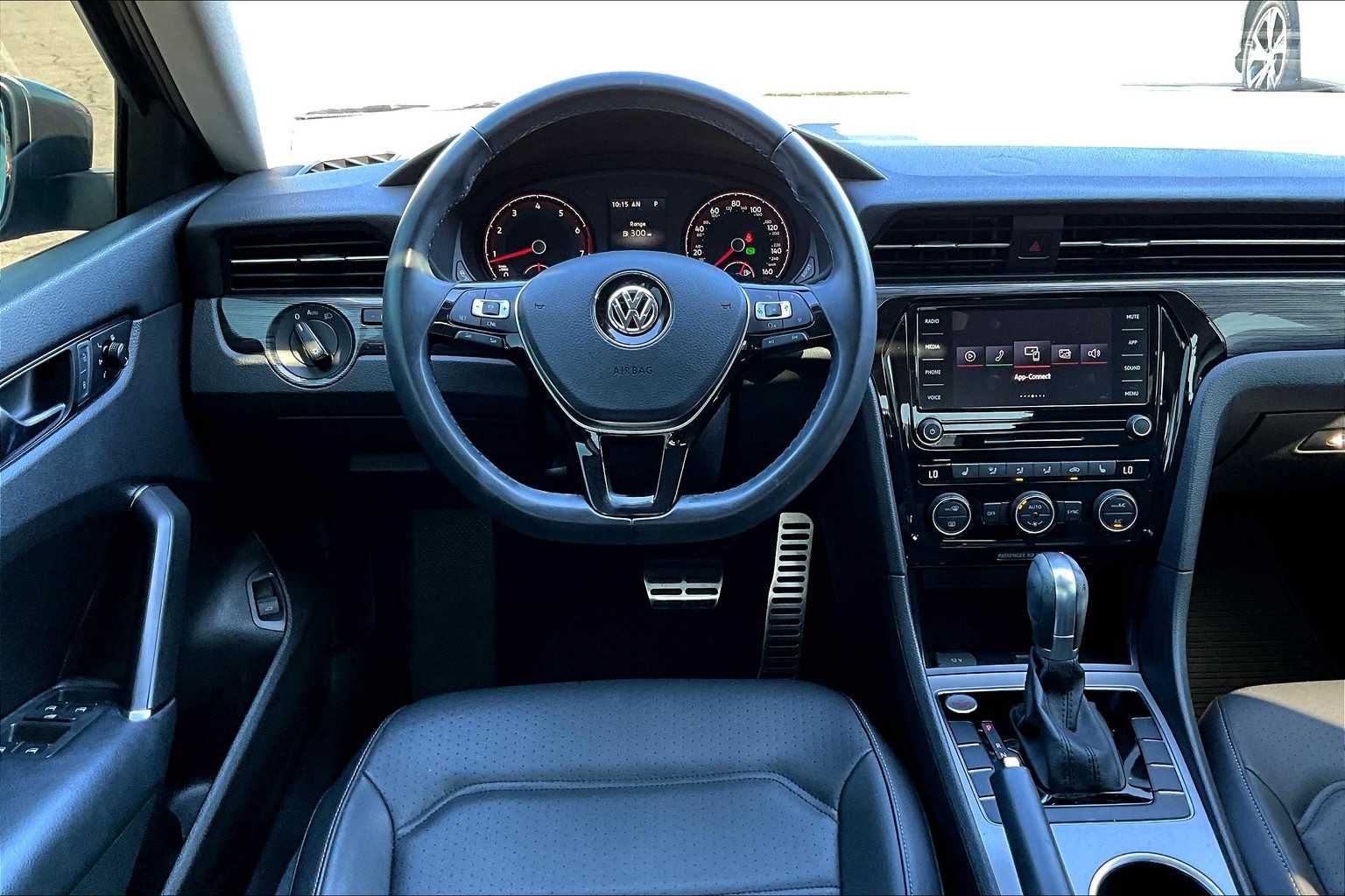 2020 Volkswagen Passat 2.0T R-Line photo 4