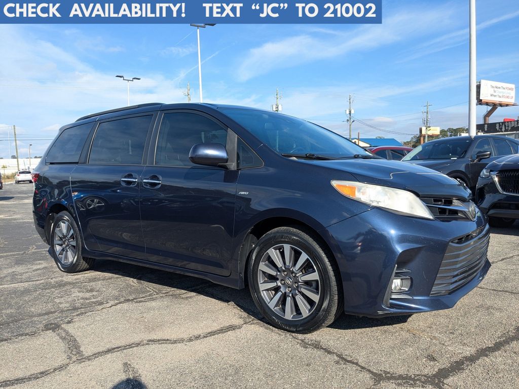 2018 Toyota Sienna XLE Premium's photo