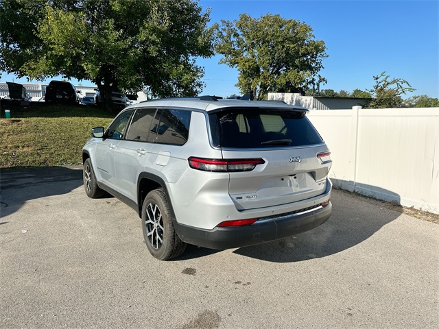 2023 Jeep Grand Cherokee Limited photo 3