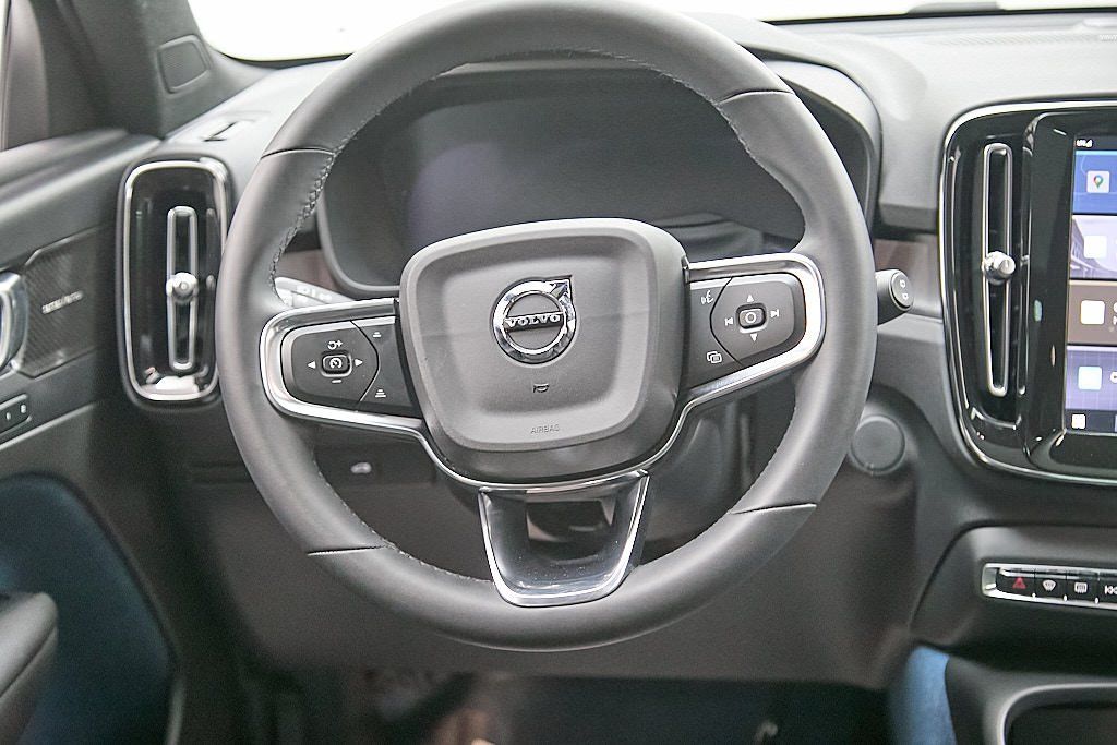 2023 VOLVO XC40 - Image 27