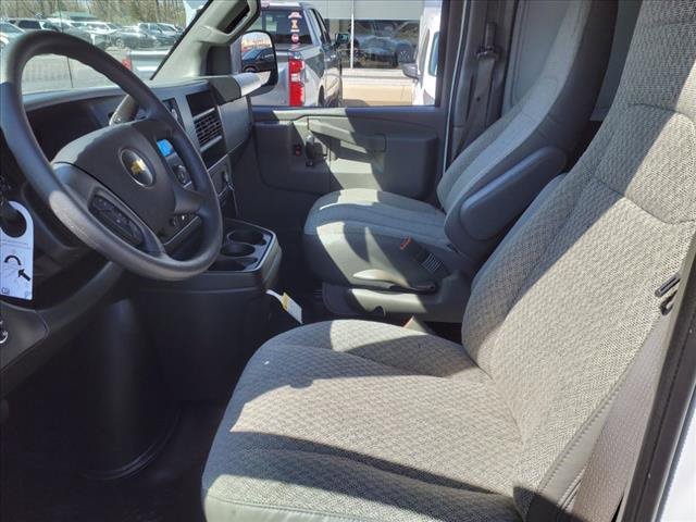 2025 Chevrolet Express Cargo 3500 photo 6