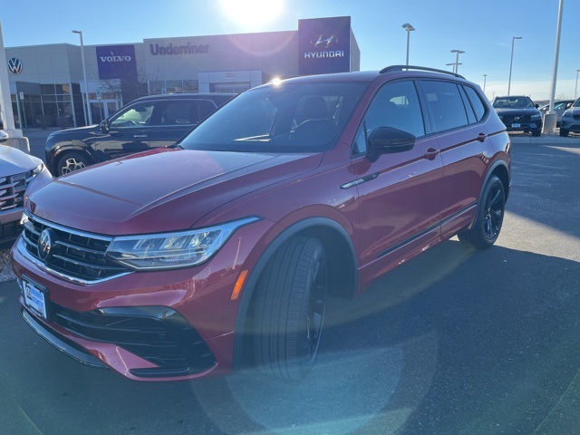 2024 Volkswagen Tiguan SE R-LINE BLACK's photo