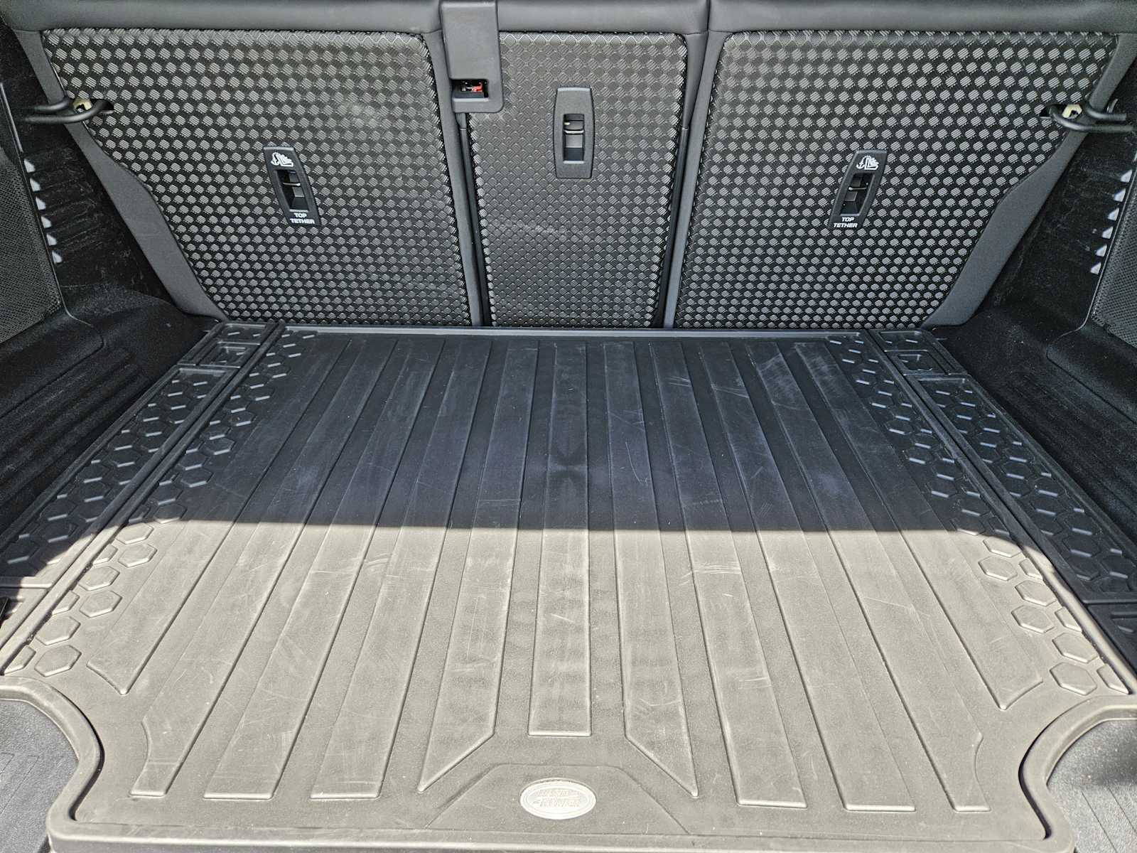 2025 Land Rover Defender 110 X-Dynamic SE photo 30