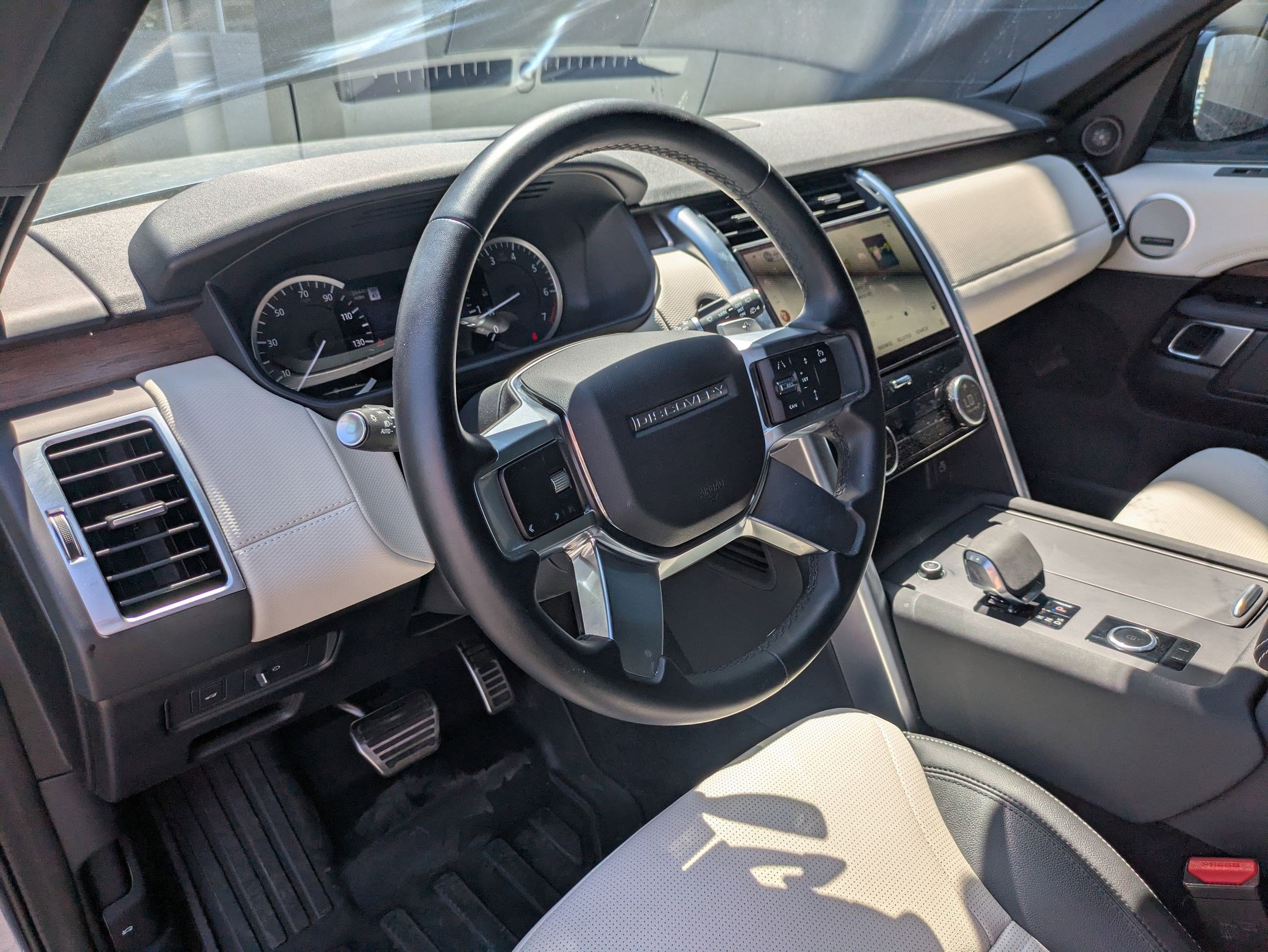 2023 Land Rover Discovery P300 S S R-Dynamic photo 10