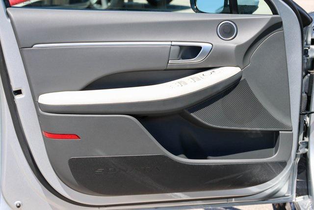 New 2025 Silver Hyundai SEL image 8