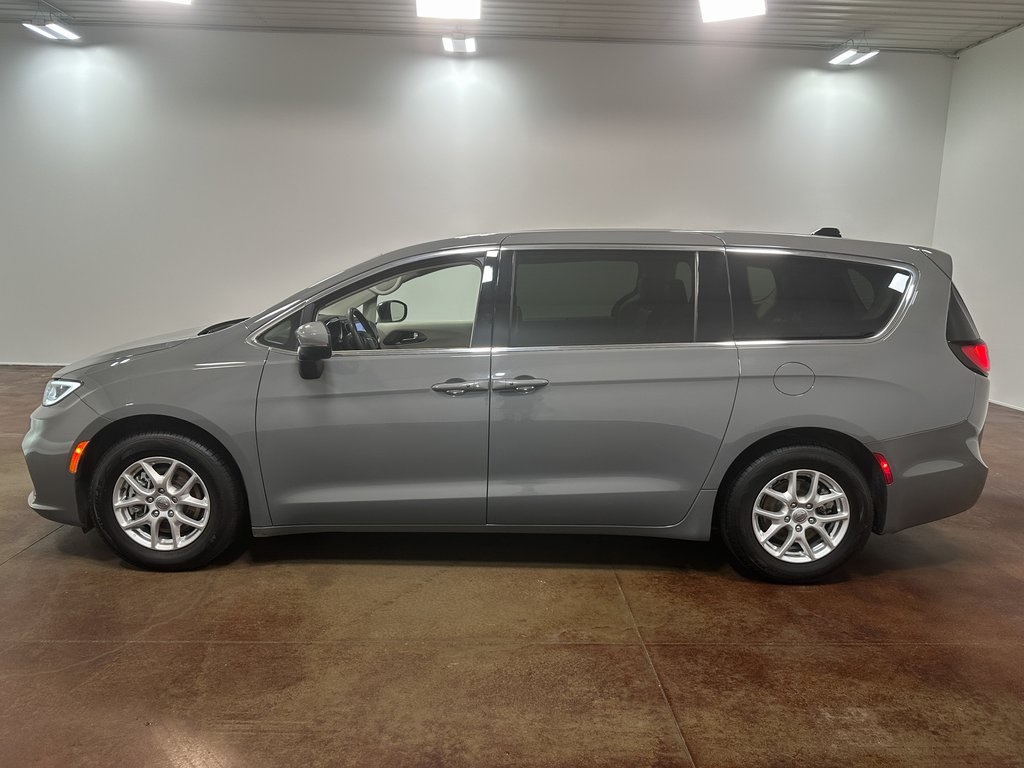 2023 Chrysler Pacifica Touring L photo 3
