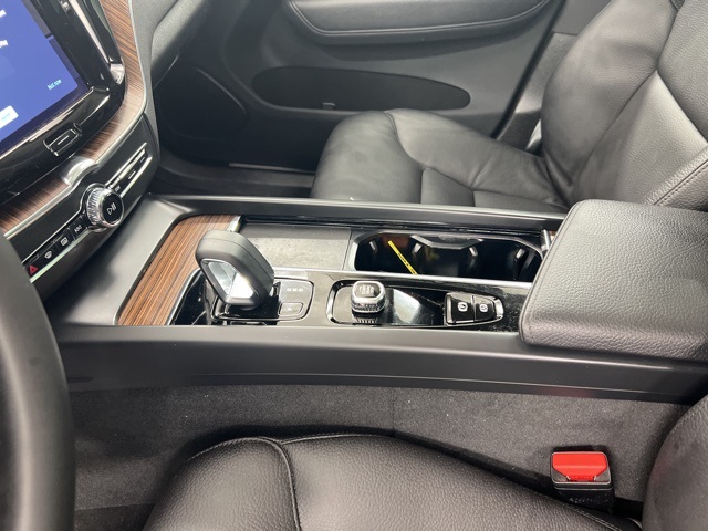 2022 Volvo XC60 B5 Momentum photo 15