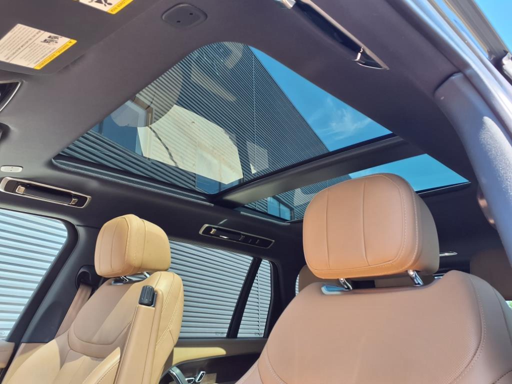 2023 Land Rover Range Rover SE photo 5