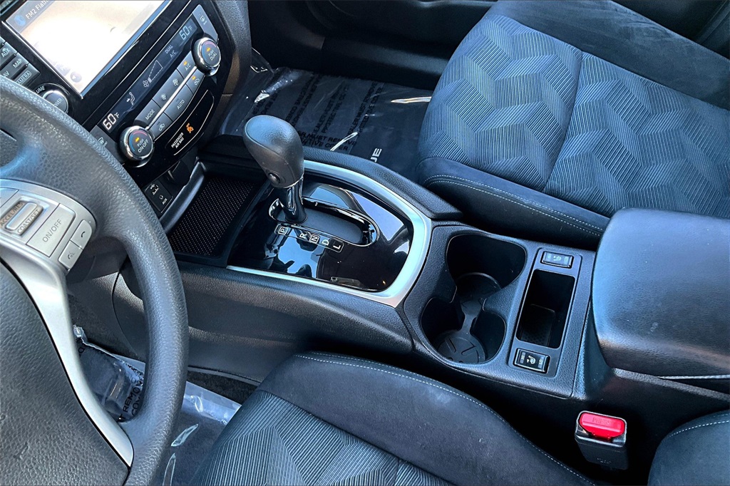 2016 Nissan Rogue SV photo 15