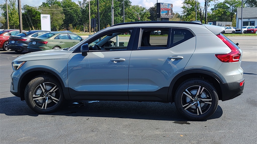 2026 Volvo XC40 Core photo 4