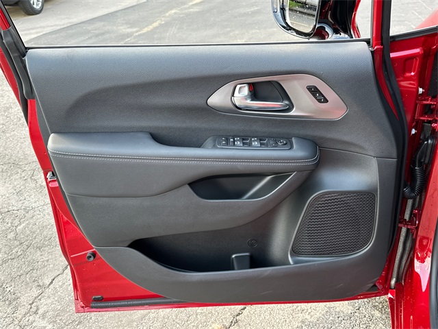 2025 Chrysler Pacifica photo 28