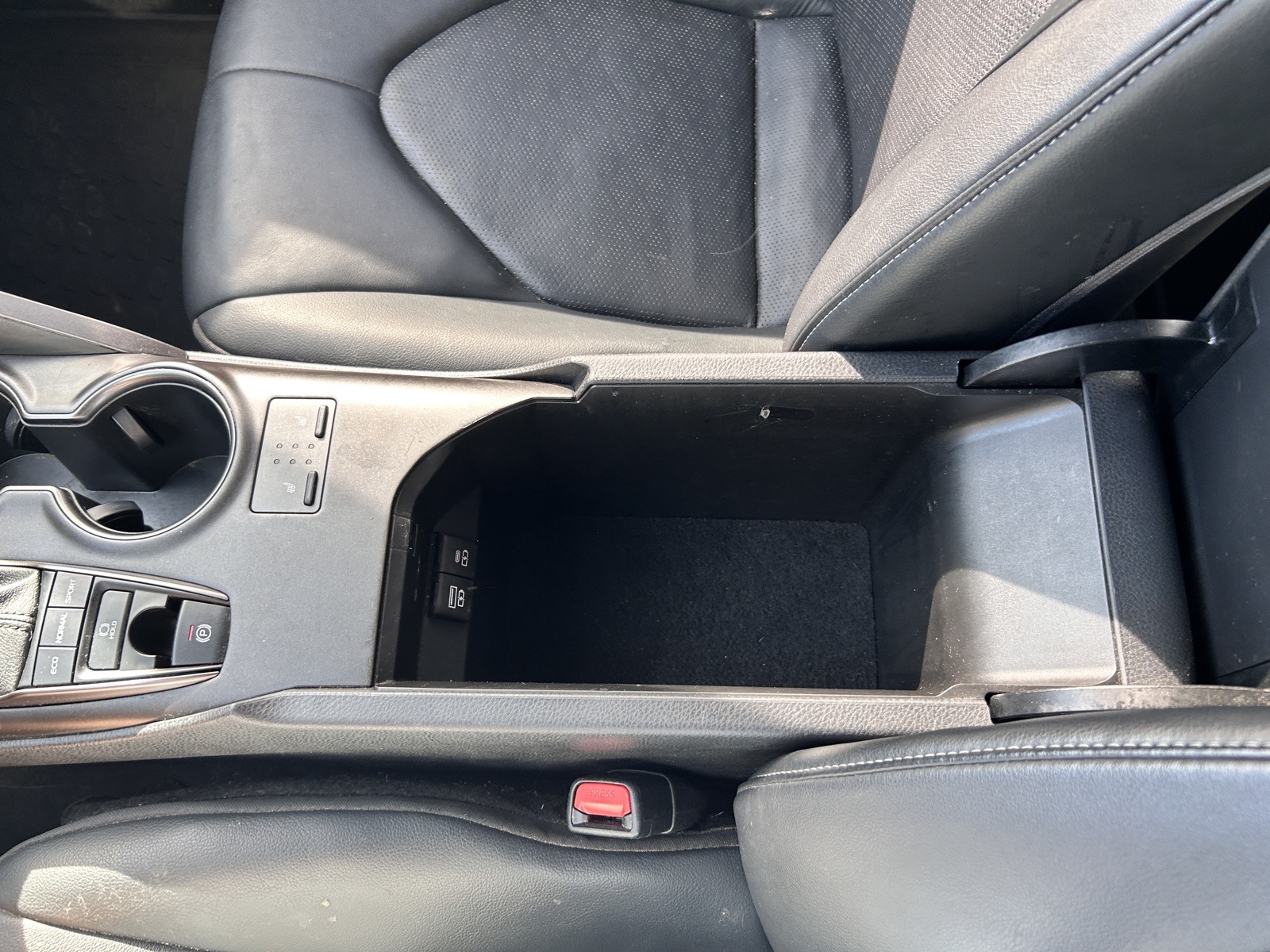 2022 Toyota Camry XSE photo 32