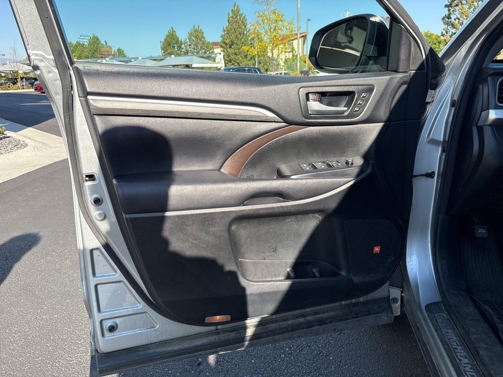 2017 Toyota Highlander Limited Platinum photo 9