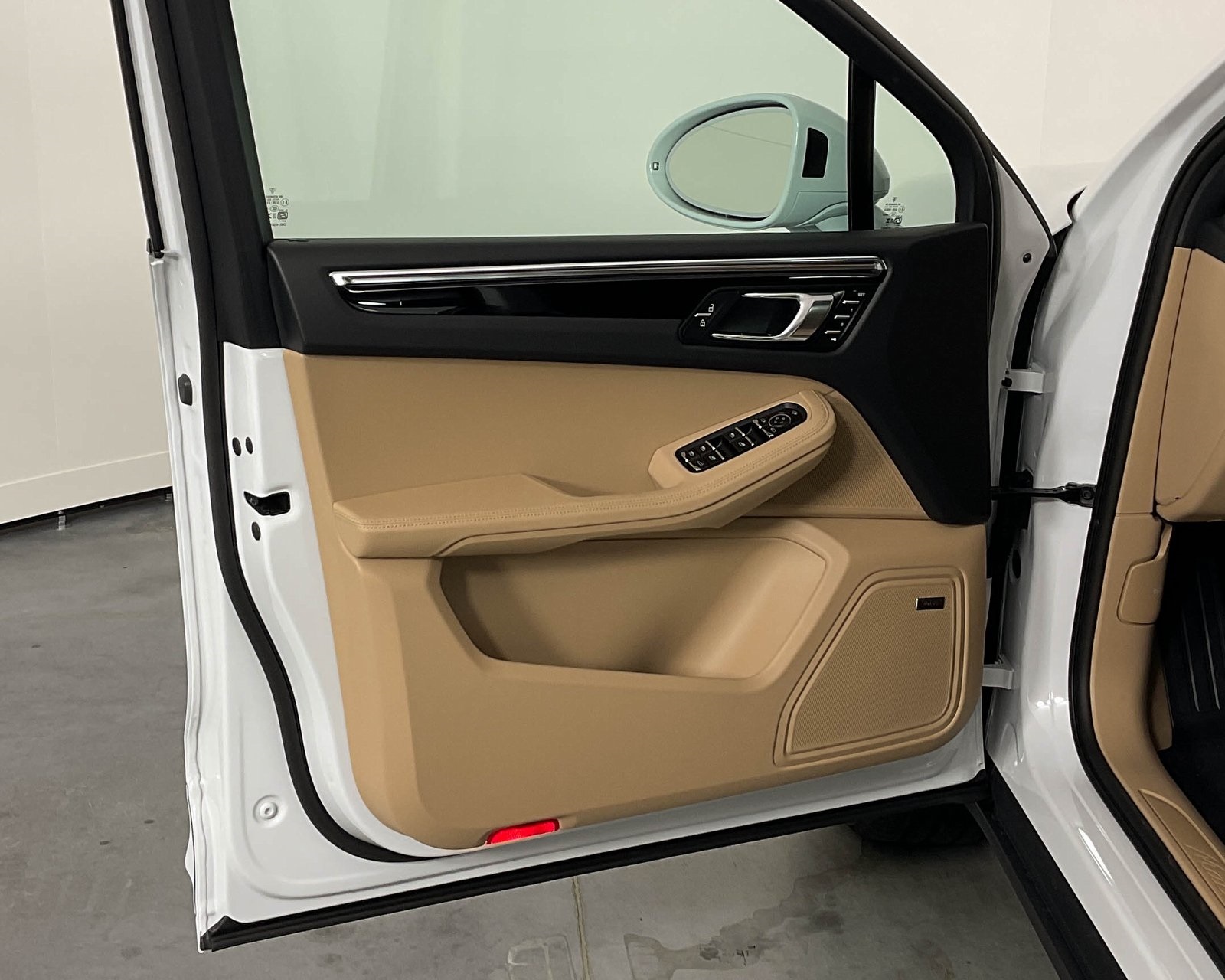 2026 Porsche Macan T photo 13