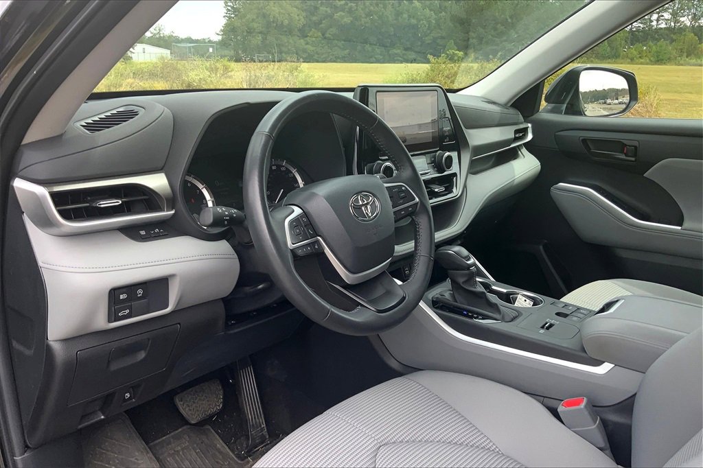 2024 Toyota Highlander LE photo 11