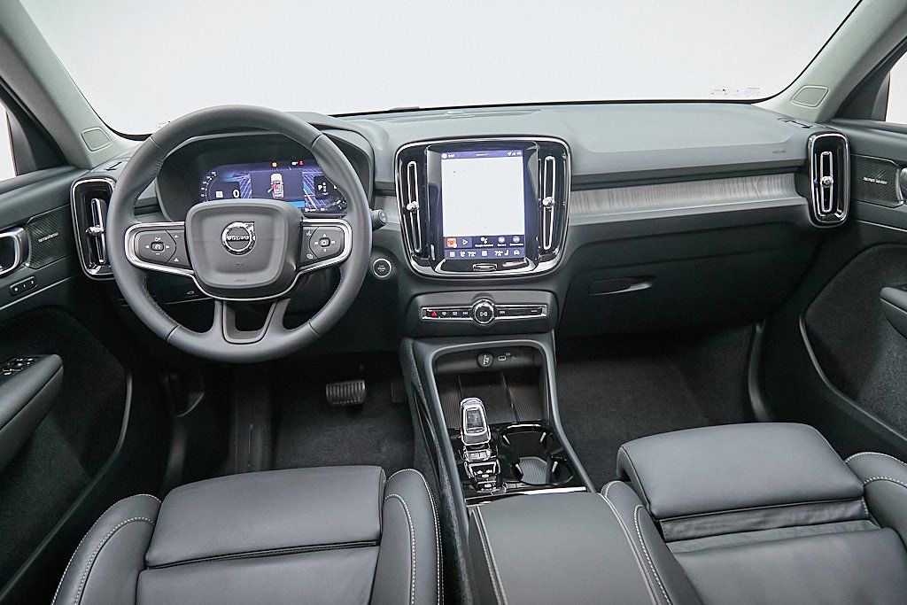 2026 VOLVO XC40 - Image 23