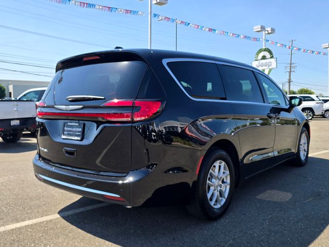 2025 Chrysler Pacifica photo 4