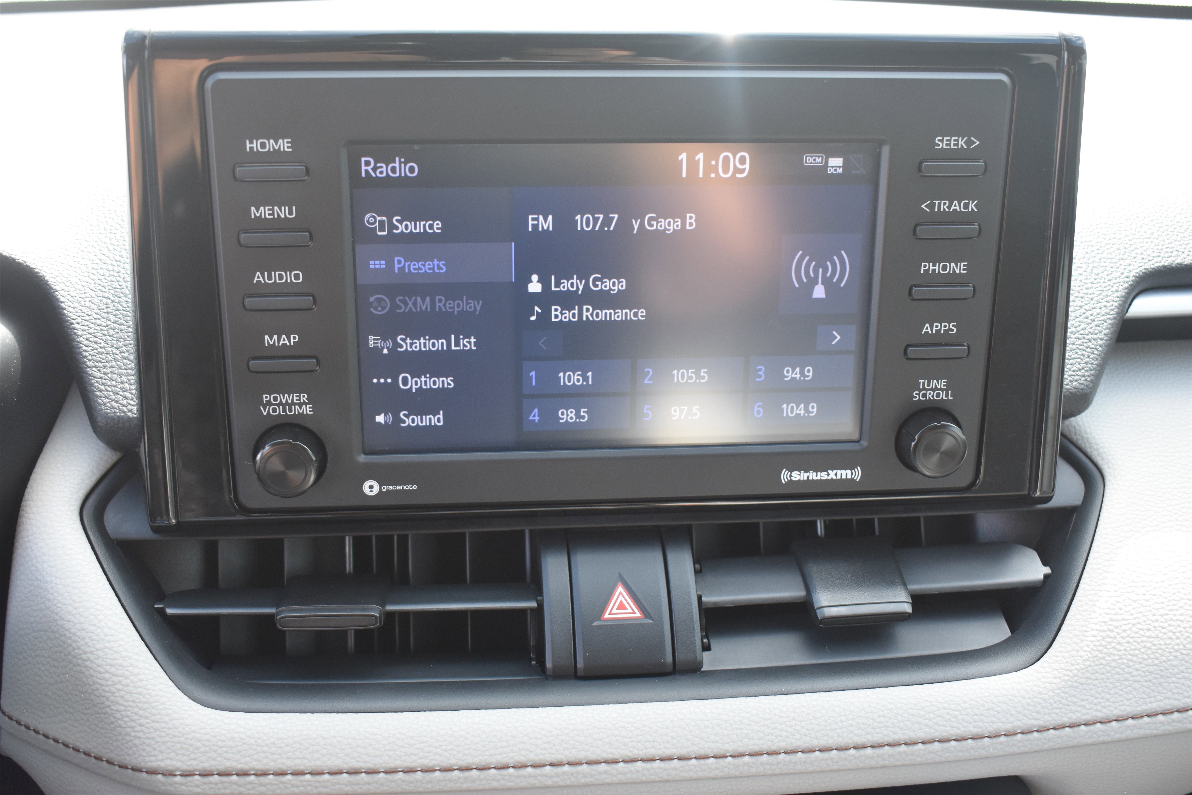 2021 Toyota RAV4 XLE photo 14