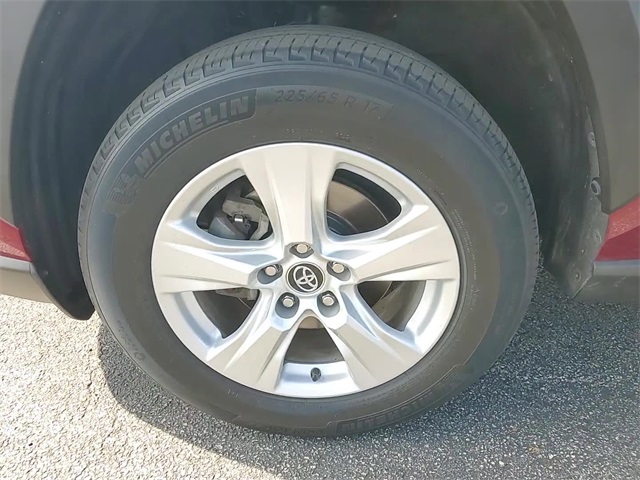 2021 Toyota RAV4 XLE photo 7