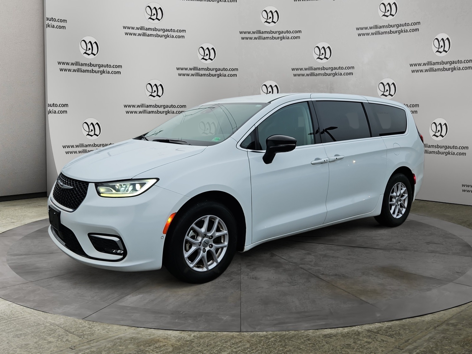 2024 Chrysler Pacifica Touring L's photo