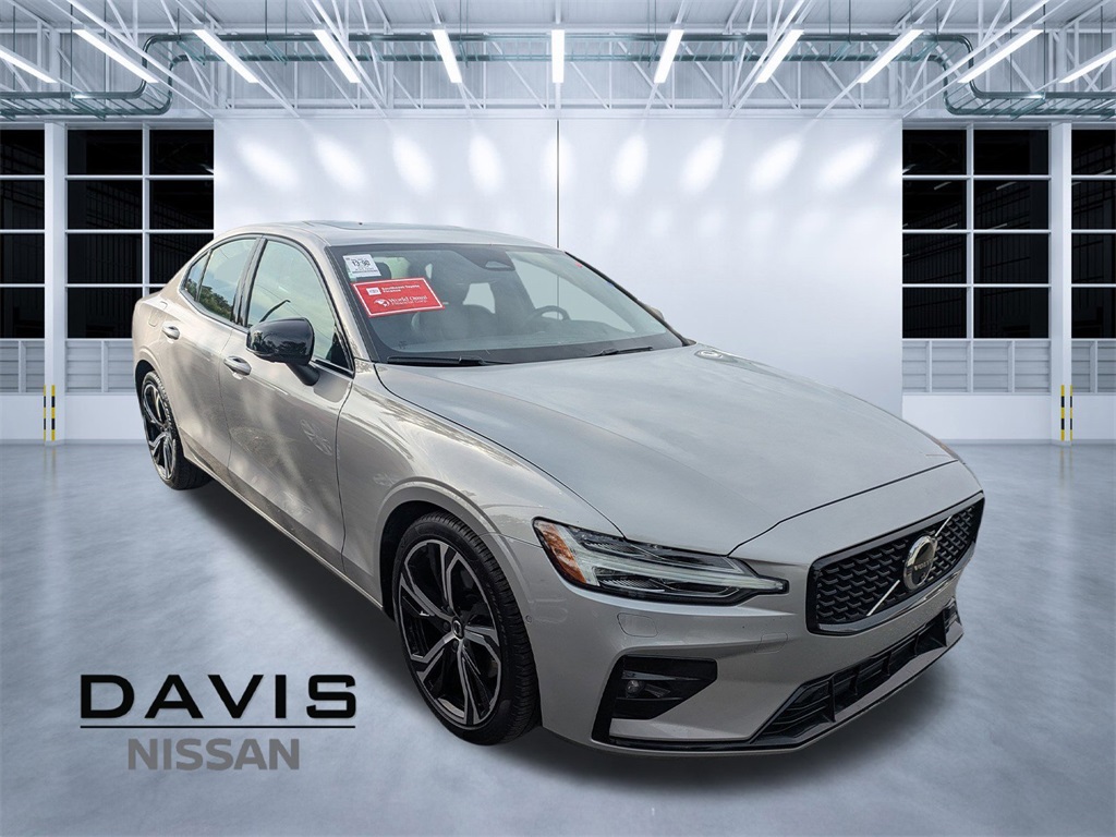 2024 Volvo S60 Plus's photo