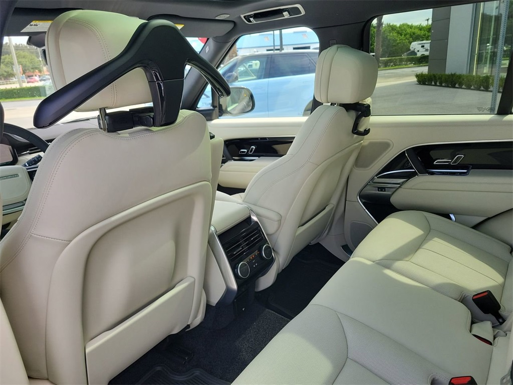 2025 Land Rover Range Rover SE photo 17