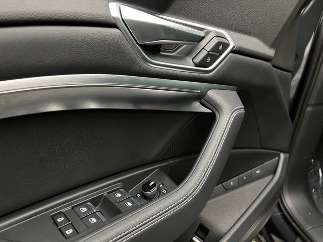 2022 Audi e-tron Premium photo 32