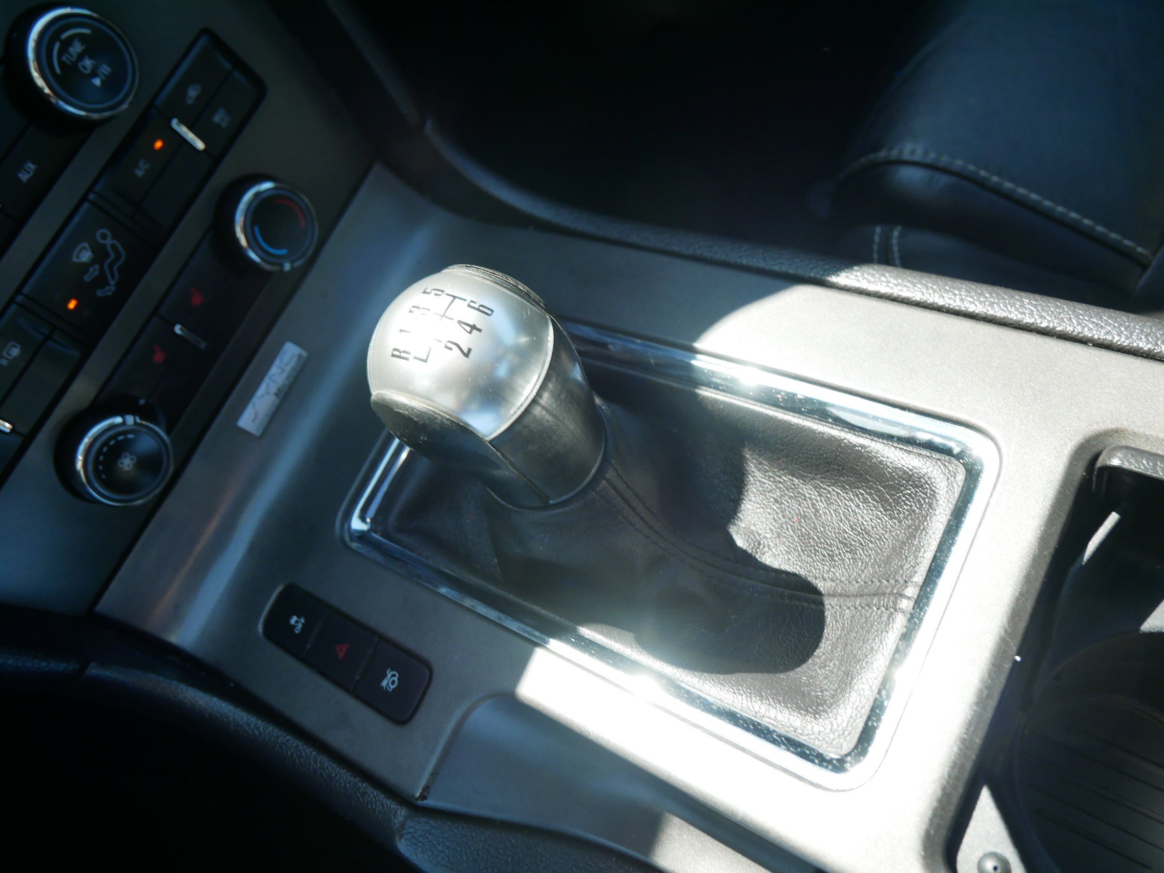 2014 Ford Mustang V6 Premium photo 22